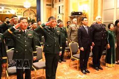 出席越南驻意大利国防武官办事处成立仪式向国旗敬礼。图自越通社