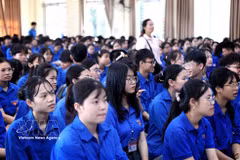 和平寄宿制高中学校的学生们参加心理健康筛查会议。图自越通社