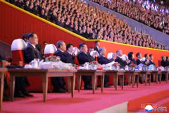10月9日晚，在平壤“五一体育场”，朝鲜劳动党总书记、国务委员长金正恩与各位领导人一同出席了庆祝朝鲜劳动党成立80周年的文艺演出。图片来源：KCNA。
