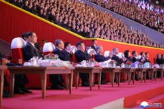 10月9日晚，在平壤“五一体育场”，朝鲜劳动党总书记、国务委员长金正恩与各位领导人一同出席了庆祝朝鲜劳动党成立80周年的文艺演出。图片来源：KCNA。