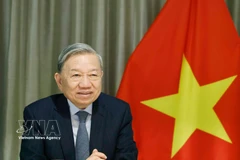 越共中央总书记苏林与美国参议院外交关系委员会和拨款委员会委员、共和党籍参议员（田纳西州）比尔·哈格蒂通话电话。图自越通社