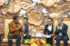越南驻柬埔寨大使阮明羽与柬埔寨人民党副主席韶肯亲王会面。图自越通社
