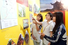 学生们参观“介绍世界文化遗产安子—永严—昆山劫泊遗迹名胜群"专题展。图自越通社