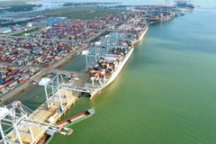 越南航海总公司旗下海港的集装箱货物装卸作业。图自vietnam+