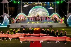 今年赫蒙芦笙节暨野桃花节的亮点是以“芦笙花会”为主题的迎宾艺术节目，以及由500名演员参与的集体表演。图自越通社