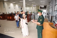 芒街国际口岸边防部队在北仑一号口岸为旅客办理出境手续。图自越通社