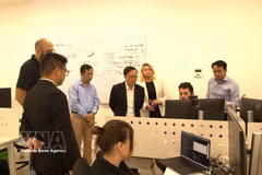 Qarakal Quantum公司代表向阮奇山大使介绍量子技术的潜在应用。图自越通社