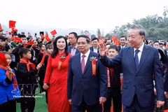 越共中央总书记苏林、政府总理范明政在设于谅山省同登乡同登九年一贯制寄宿学校的主会场出席仪式。