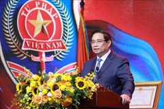 范明政在纪念典礼上发言。图自越通社