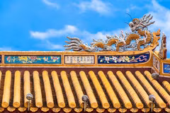 题写在午门屋顶边缘的诗作，属于顺化宫廷建筑上的诗文体系，已被联合国教科文组织列入《世界记忆文献遗产名录》。图自qdnd.vn