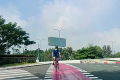 胡志明市安庆坊梅志寿路的自行车专用道建设项目已完工，并于12月31日正式投入运营。图自越通社