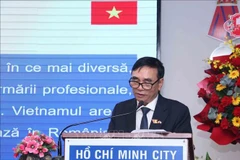 胡志明市越罗友好协会主席阮长江在仪式上发表讲话。图自越通社