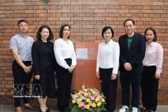 越南驻香港总领事黎德幸同越南驻香港各机构代表在大馆敬献鲜花缅怀胡志明主席。图自越通社