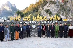 代表们在同文古街出席同文乡旅游协会的"数字化签到与积分系统"启用仪式。越通社发