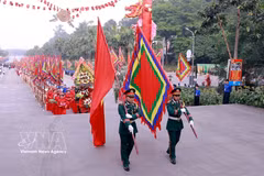 仪仗队前往位于富寿省义岭山的雄王祭祖圣地。图自越通社