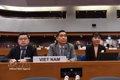 越南驻泰国大使、越南常驻UNESCAP代表范越雄（中）。图自越通社