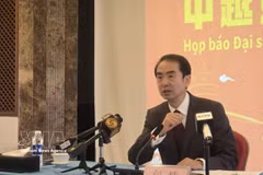 中国驻越南大使何炜在中越媒体吹风会上接受记者采访。图自越通社