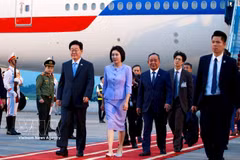 韩国总统李在明偕夫人抵达河内，开始自2026年4月21日至24日对越南进行国事访问。图自越通社