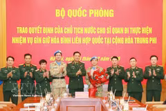 阮黄龙中校（右四）接受任命决定。图自越通社
