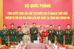 阮黄龙中校（右四）接受任命决定。图自越通社