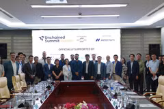 与会代表在工作会谈上合影。图自越通社