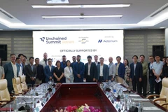 与会代表在工作会谈上合影。图自越通社