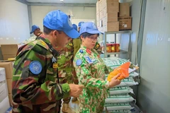 武氏金莺中校在孟加拉国步兵营检查干粮仓库。图自Vietnam+