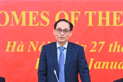 越共中央政治局委员、外交部长黎怀忠在会议上通报越共十四大取得的成果。图自越通社