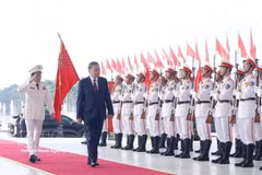 越共中央总书记、国家主席苏林检阅人民公安仪仗队。图自越通社