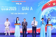 图片作品《光荣永远属于人民》获一等奖。图自越通社