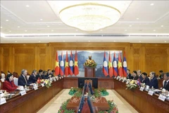 越共中央总书记苏林一行与老挝国会主席赛宋蓬·丰威汉会晤现场。图自越通社