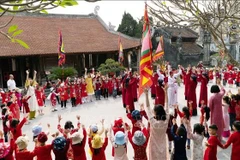 学生们参加春曲表演活动。图自越通社