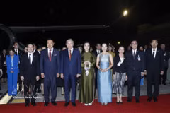 泰国总理阿努廷·参威拉军与夫人以及多位泰国王室政府官员前往廊曼国际机场，为越共中央总书记、国家主席苏林及夫人送行。图自越通社