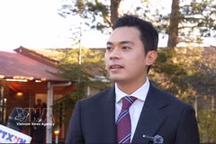 旅澳越南学生会主席黄晋达接受越通社记者采访。图自越通社
