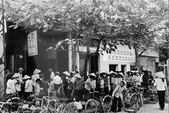 计划经济时期排队买粮。图自越通社