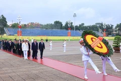 越南党和国家领导人代表团瞻仰胡志明主席陵。图自越通社