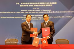 越南最高人民检察院副检察长陈海军与香港特别行政区保安局局长邓炳强代表双方签署协定。图自越通社