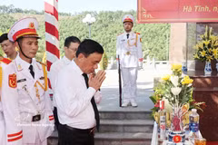 越共中央书记处常务书记陈锦秀与各位代表怀着崇敬之情，敬献花圈、上香，向烈士英灵鞠躬致意。图自越通社