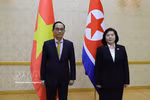 越共中央总书记、国家主席苏林特使，越共中央政治局委员、外交部部长黎怀忠同朝鲜劳动党中央委员会政治局委员、朝鲜国务委员会委员、朝鲜外务相崔善姬举行会谈。图自越通社