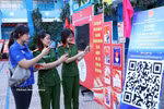 胡志明市年轻选民通过扫描二维码（QR码）参加《选举法》在线知识竞赛。图自越通社