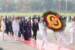 越南祖国阵线第十一次全国代表大会召开前夕，与会代表入陵瞻仰胡志明主席遗容。图自越通社