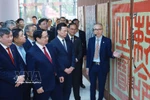 范明政总理参观越南社会科学翰林院的汉喃字展示空间。图自越通社
