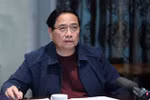 越南政府总理范明政在南非召开有关应对中部洪灾的紧急视频会议。图自越通社