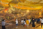 游客在奠边府大捷博物馆参观奠边府战役全景画。图自越通社