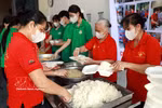 宁平省天长坊“志愿餐协会”准备情义餐。图自越通社