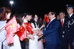 旅居中国越南人代表前来机场迎接越南政府总理范明政一行。图自越通社