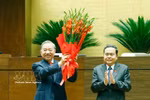 越南国会主席陈青敏向国家主席苏林送花祝贺。图自越通社