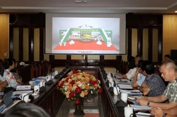 清化省人民委员会代表观看清化省在2025年秋季博览会上的展馆设计效果图。图自清化报