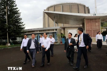 裴青山副总理率团视察大叻核反应堆运行情况。图自越通社