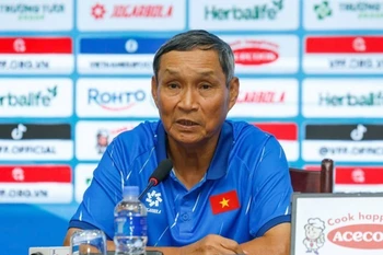 越南女足国家队主教练梅德钟。图自人民报